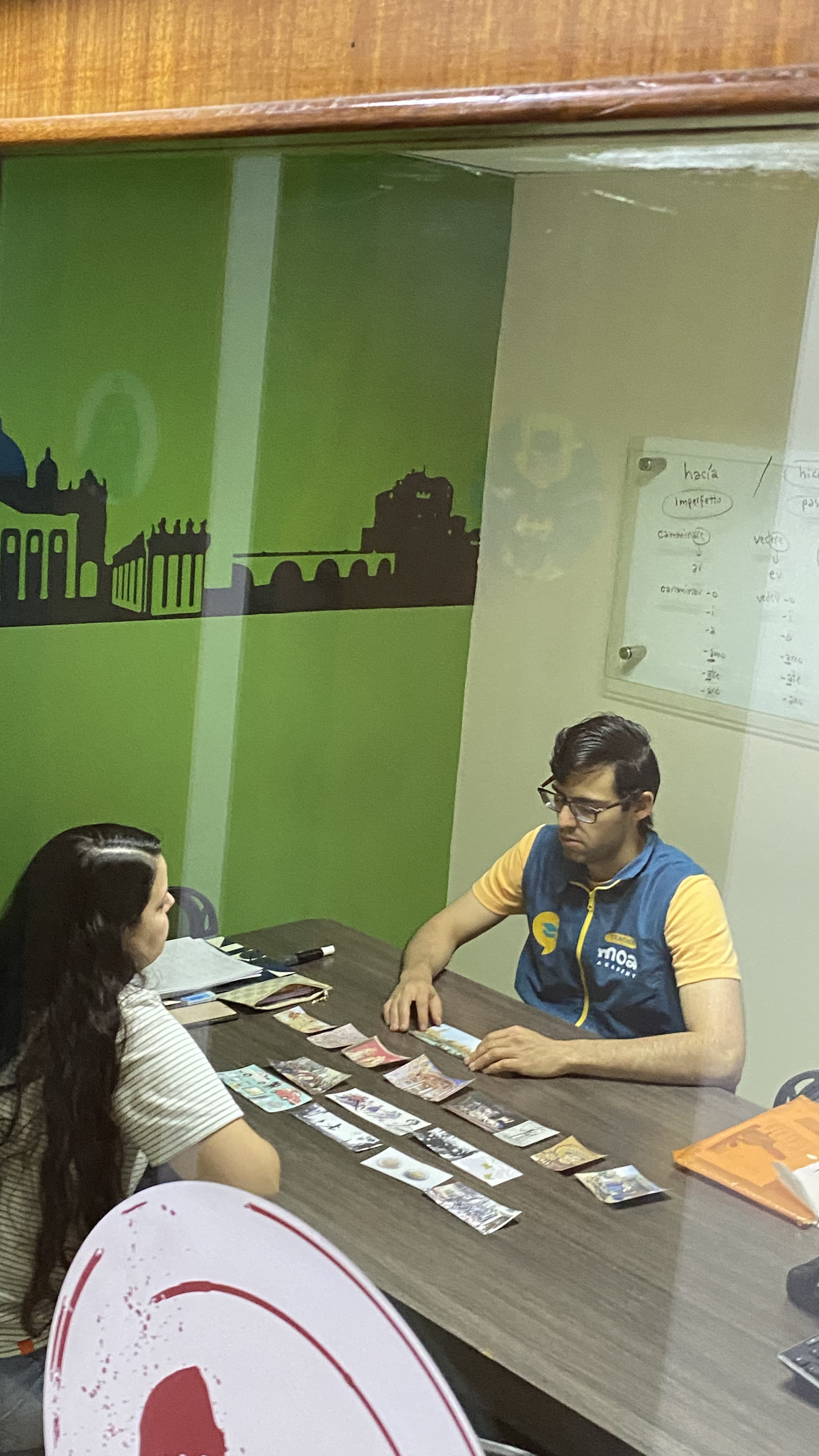 Experiencia presencial de MOA Academy con interacción en clase.